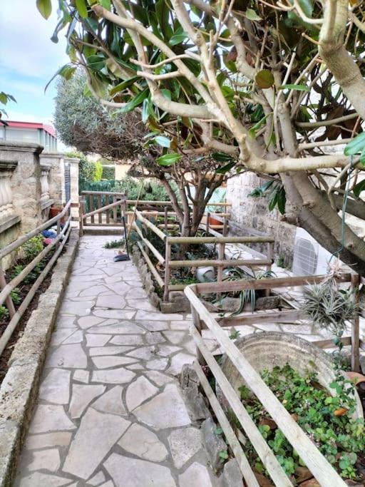 Charmant Appart Avec Jardin Эг-Морт Экстерьер фото
