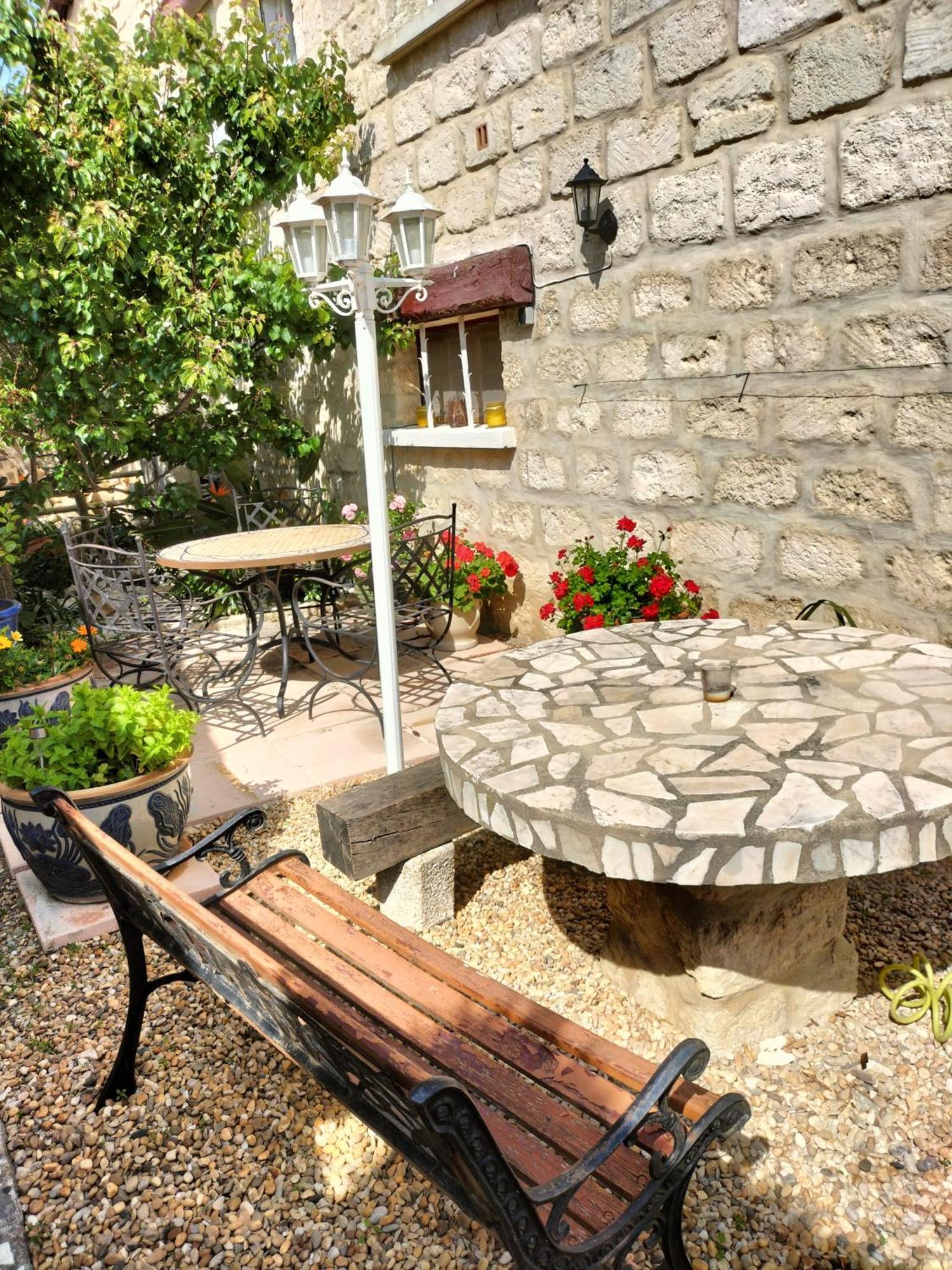 Charmant Appart Avec Jardin Эг-Морт Экстерьер фото